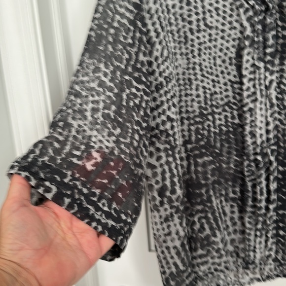 Anna size L sheer with pleats down the front V-neck abstract pattern in gray. - Picture 7 of 7